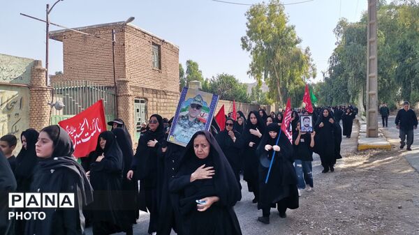 مشق عشق در پلدختر؛ حضور دانش‌ آموزان و خانواده‌ ها در پیاده‌ روی اربعین حسینی