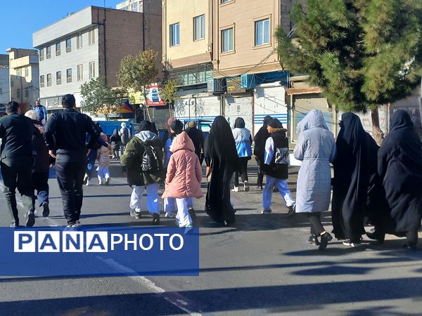 پیاده‌روی خانوادگی در اسلامشهر