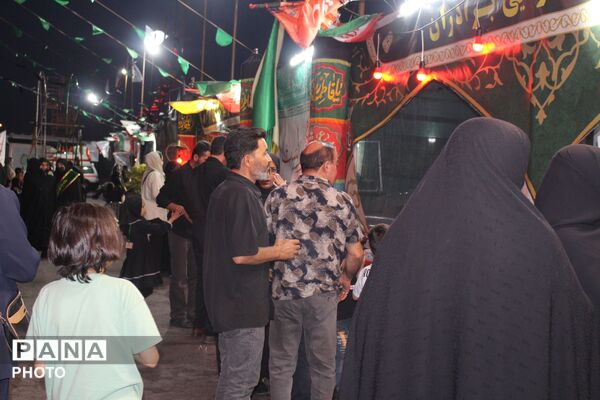 خدمت خادمان موکب بخش تنکمان به زائران رهبر شهید