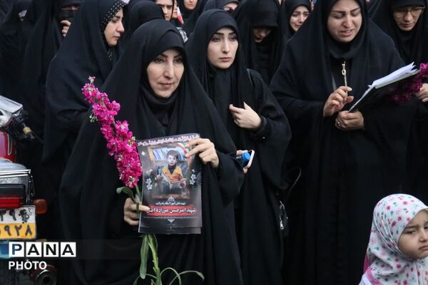  حلما با عروسک‌ها سوگ خانواده شهیدش را در آغوش کشید