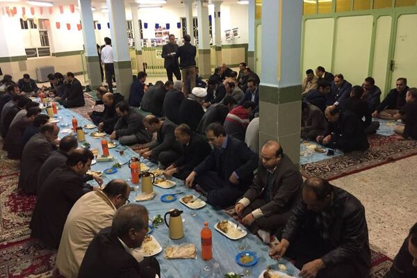 مراسم افطاری در دبیرستان نمونه آیت الله خامنه ای