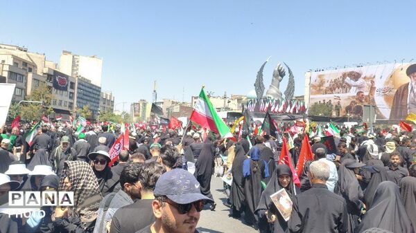 وداع پرشور و تاریخی امت با پیکر پاک رهبر شهید در میدان انقلاب تهران