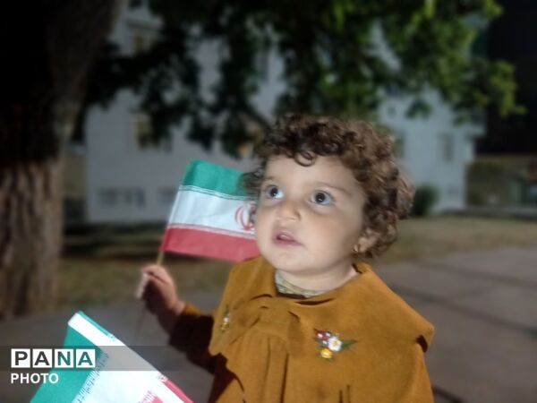 فرقی نمی کند کوچک و بزرگ پای کاریم
