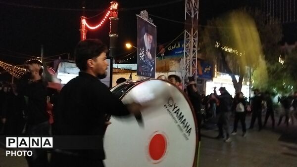 دسته عزاداری روستای اردمه در مراسم چهلم رهبر شهید و شهدای میناب در حسینیه امام 
