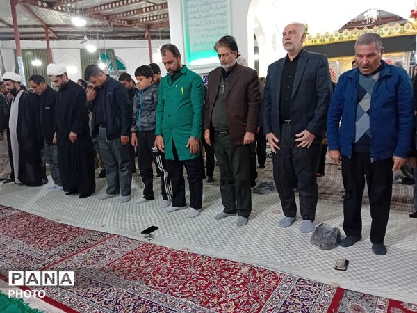  سفره های ساده افطار در امامزاده سید محمد (ع) کاشمر 