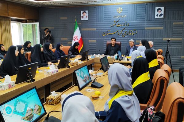 دیدار صمیمی استاندار کردستان با جمعی از دختران نخبه استان