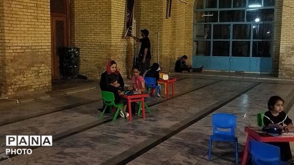 غرفه دهه نودی های مسجد جامع در شب صد و چهل و چهارم 