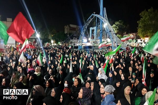 دختران «جان فدای ایران» در میدان امام خمینی(ره) ورامین 
