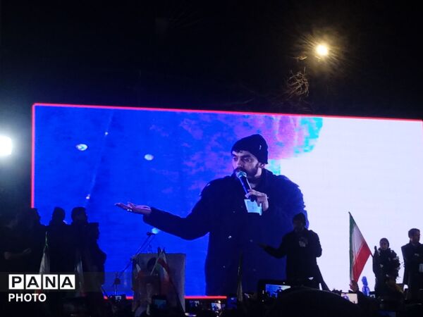 پیمان دوباره با رهبری با نوای رسای مهدی رسولی در آیین تجدید بیعت 