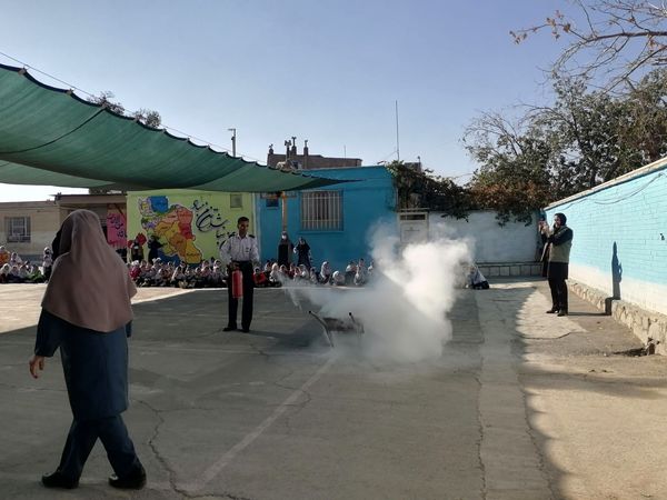 آموزش اطفاء حریق در مدرسه ناهید نخودی