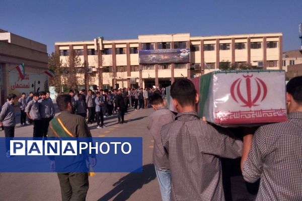 تجدید میثاق نسل نوجوان با آرمان‌های شهدا در مراسم تشییع شهید گمنام ورامین