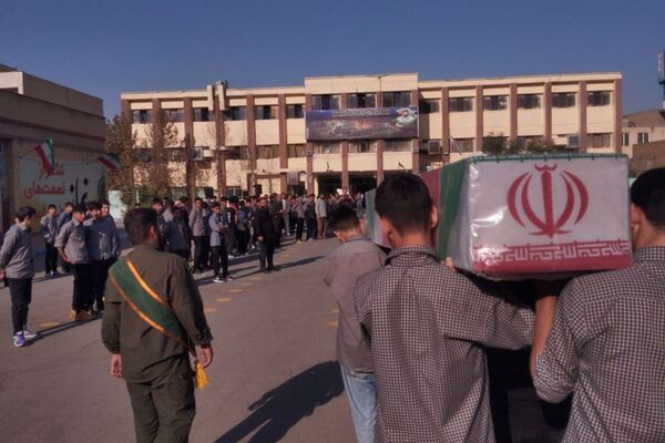 تجدید میثاق نسل نوجوان با آرمان‌های شهدا در مراسم تشییع شهید گمنام ورامین
