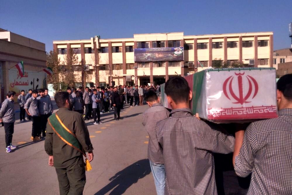 تجدید میثاق نسل نوجوان با آرمان‌های شهدا در مراسم تشییع شهید گمنام ورامین