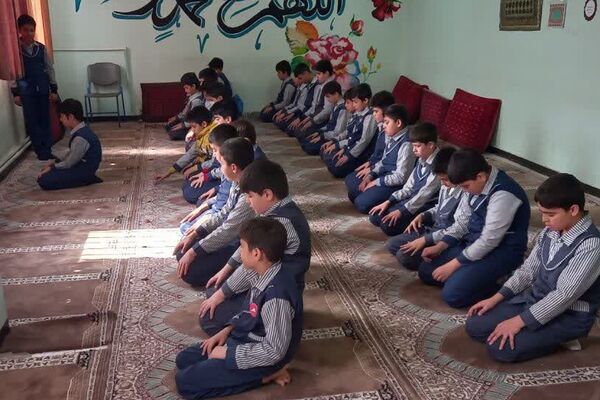 برگزاری محفل انس با قرآن به مناسبت ماه مبارک رمضان در مدارس ناحیه دو شهرری 