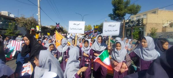 حضور پرشور دانش آموزان مدارس شهرستان خاتم در راهپیمایی ۱۳ آبان 