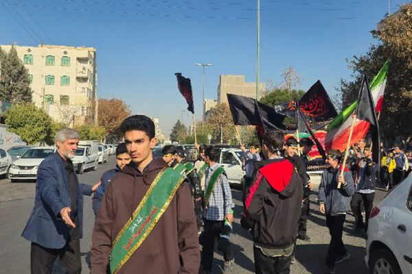 نوجوانان فاطمی از دبیرستان تا مسجد جامع
