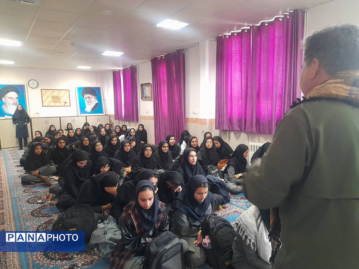 مراسم بزرگداشت شهدای جبهه مقاومت در دبیرستان حضرت معصومه(س) 