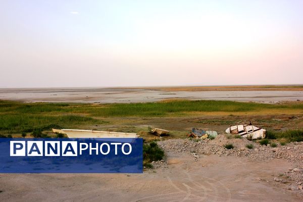 قایق‌های به گل نشسته دریاچه ارومیه
