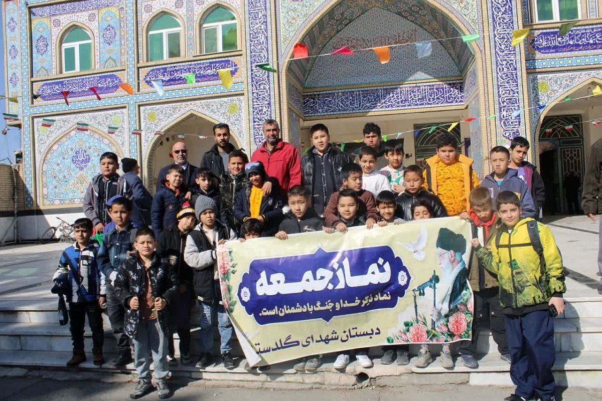 حضور دانش آموزان آموزشگاه شهدای گلدسته و مردم چهاردانگه در نماز جمعه 