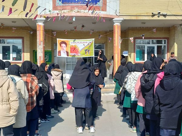 انجام بازی‌های گروهی دانش‌آموزان در مدرسه بهار آزادی