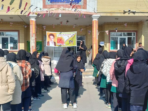 انجام بازی‌های گروهی دانش‌آموزان در مدرسه بهار آزادی