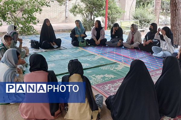 حضور پرشور دانش‌آموزان دبیرستان راضیه شکرایی ناحیه‌2 شهرری در اردو‌ مثبت هشتادی‌ها 