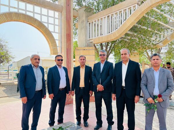 گلزار شهداء ؛ میزبان مسئولان شهرستان عنبرآباد همزمان با آغاز هفته دفاع مقدس