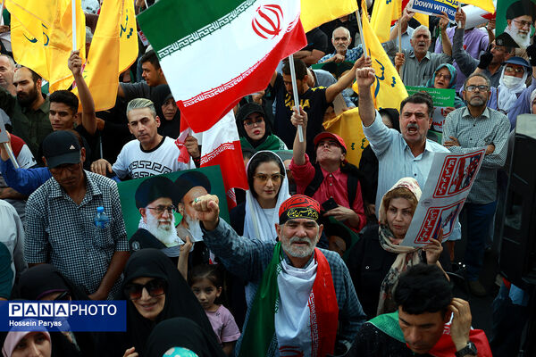 تجمع مردمی بشارت فتح در میدان انقلاب