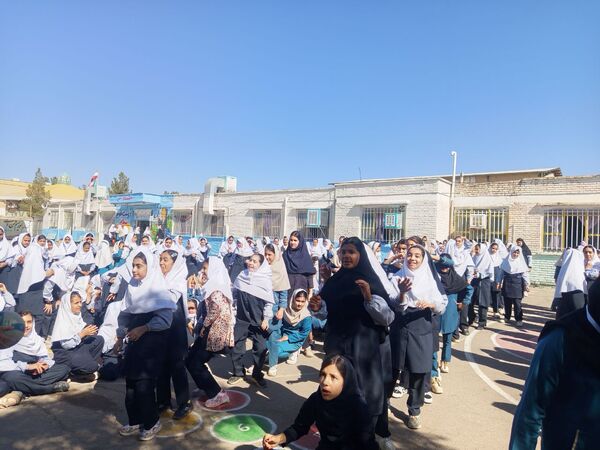 روزی شاد در دبستان سمیه کاشمر