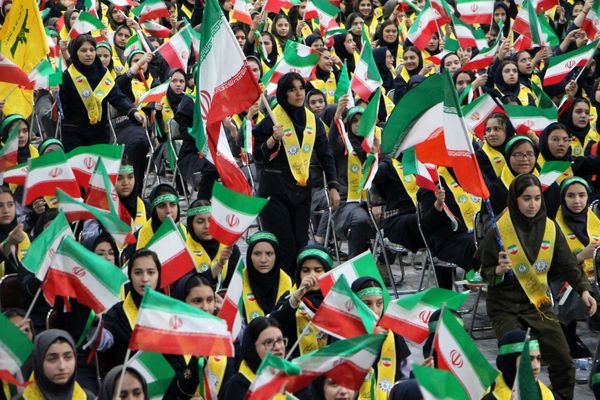 هم‌سرایی هزار نفری دانش‌آموزان یاور انقلاب در اسلامشهر