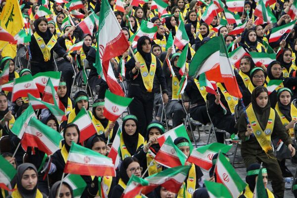 هم‌سرایی هزار نفری دانش‌آموزان یاور انقلاب در اسلامشهر