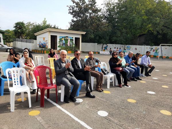 ورود شکوفه‌ها به مدارس در عباس آباد 