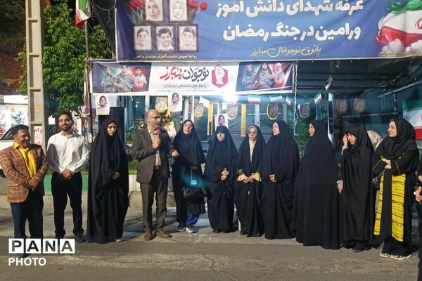 دبیرستان دخترانه ولایت در غرفه شهدای دانش‌آموز ورامین 