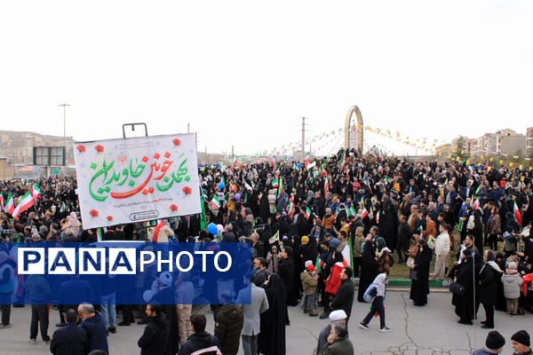 حضور گسترده اقشار مختلف مردم پردیس در راهپیمایی ۲۲ بهمن