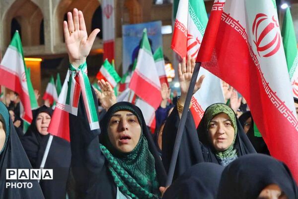 هنرمندان پای کار انقلاب