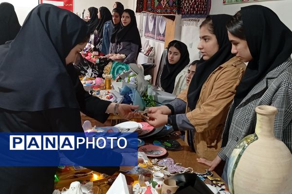 بازارچه خلاقیت؛ جشن خوداتکایی دختران خدیجه‌الکبری در قالب دست‌سازه‌ها و طعم‌ها