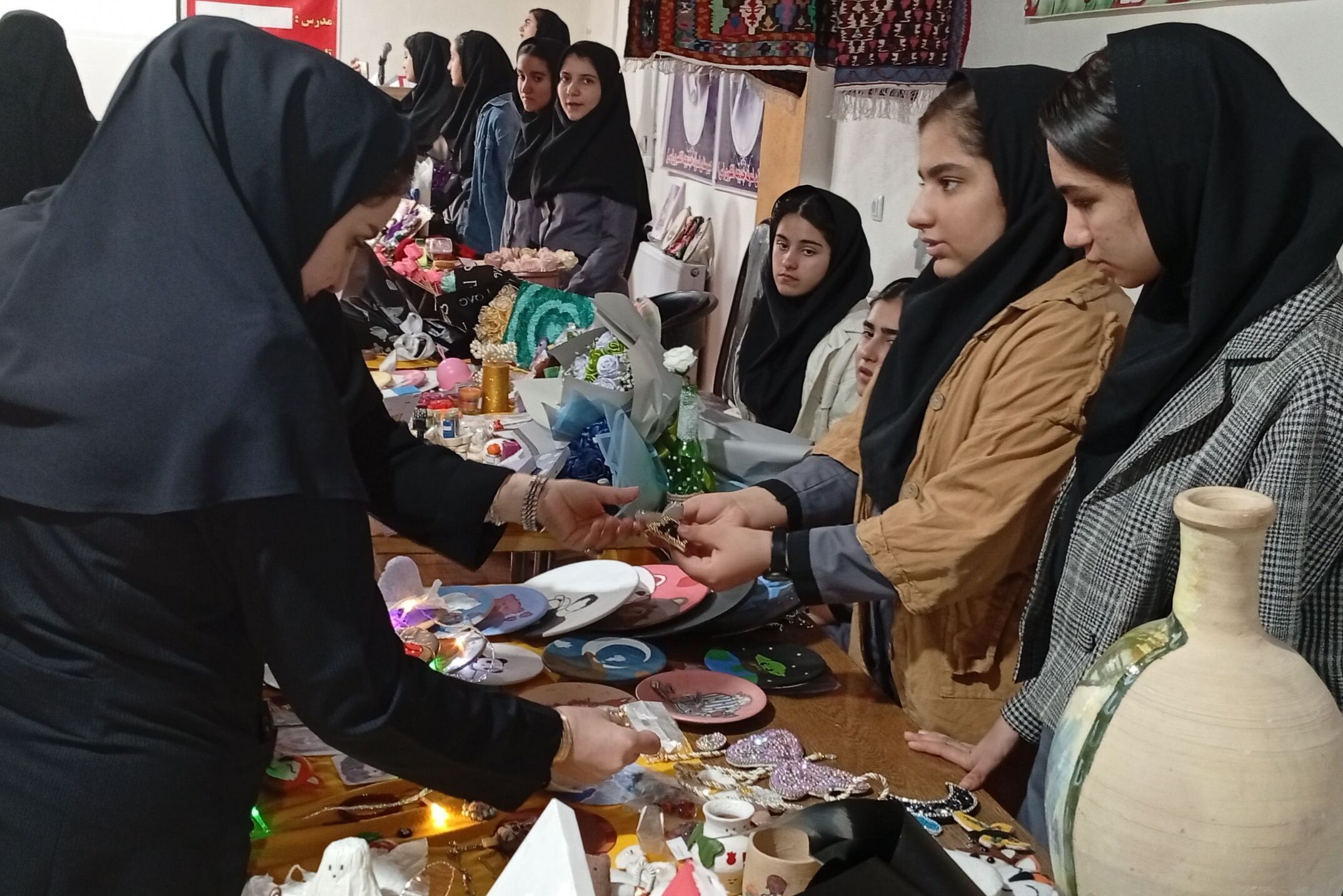 بازارچه خلاقیت؛ جشن خوداتکایی دختران خدیجه‌الکبری در قالب دست‌سازه‌ها و طعم‌ها
