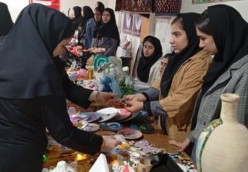 برگزاری بازارچه دست سازه‌های دانش‌آموزان در دبیرستان دخترانه نمونه خدیجه الکبری(س) 