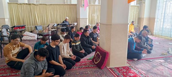 مراسم معنوی اعتکاف دانش‌آموزان پسر ابرکوهی در مسجد چهارده معصوم 