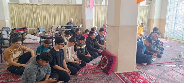 مراسم معنوی اعتکاف دانش‌آموزان پسر ابرکوهی در مسجد چهارده معصوم 