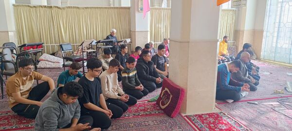 مراسم معنوی اعتکاف دانش‌آموزان پسر ابرکوهی در مسجد چهارده معصوم 