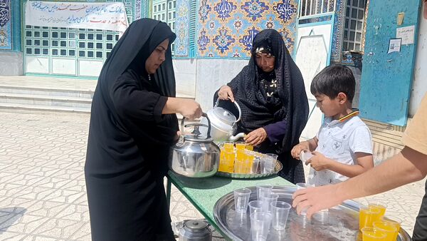 توزیع شربت و شیرینی به مناسبت میلاد پیامبر اسلام (ص) 