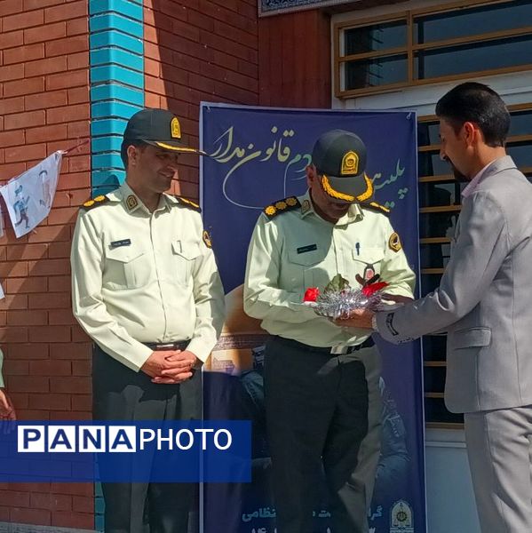 مراسم ویژه  هفته نیروی انتظامی در آموزشگاه پویندگان فرهنگ خلیل آباد