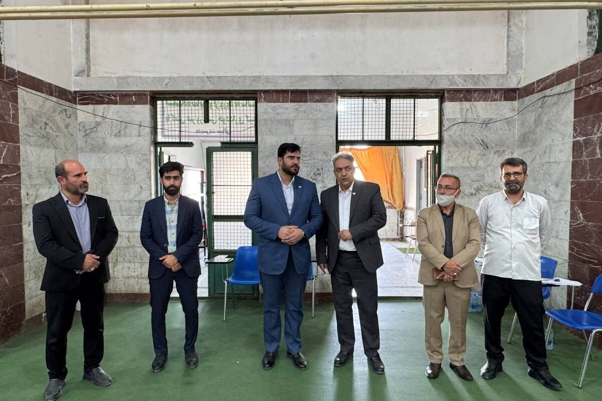 رقابت داوطلبان کنکور در حوزه های امتحانی سالن نشاط و مدرسه شریعتی