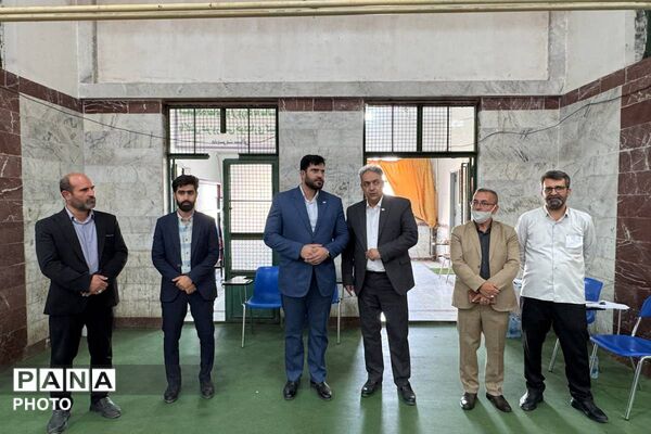 رقابت داوطلبان کنکور در حوزه های امتحانی سالن نشاط و مدرسه شریعتی