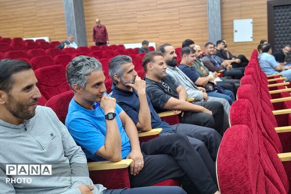 گردهمایی دبیران و آموزگاران تربیت بدنی در کانون فرهنگی تربیتی امام خمینی (ره) به مناسبت هفته تربیت بدنی و ورزش 