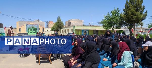 نواختن زنگ سپاس معلم در دبیرستان عشایری شبانه‌روزی خاتم الانبیا در روستای حسین آباد شهرستان شیروان