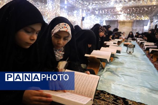  دورهمی دختران با قرائت سوره مبارکه فتح در رواق دارالذکر سومین حرم اهل بیت (ع)