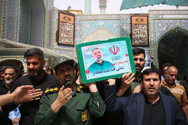 مراسم خاکسپاری پیکر قاضی شهید «علی قناعت‌کار» در قم