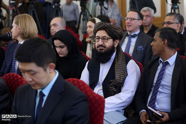 نشست سید عباس عراقچی وزیر امور خارجه جمهوری اسلامی ایران با سفرا و کارداران و روسای نمایندگی های خارجی و بین‌المللی مقیم تهران